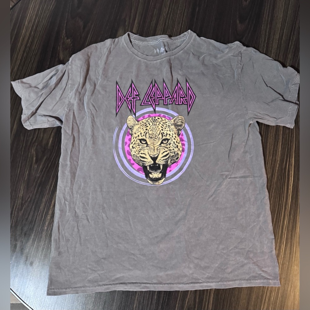Def Leppard Graphic T-Shirt in Gray and Pink